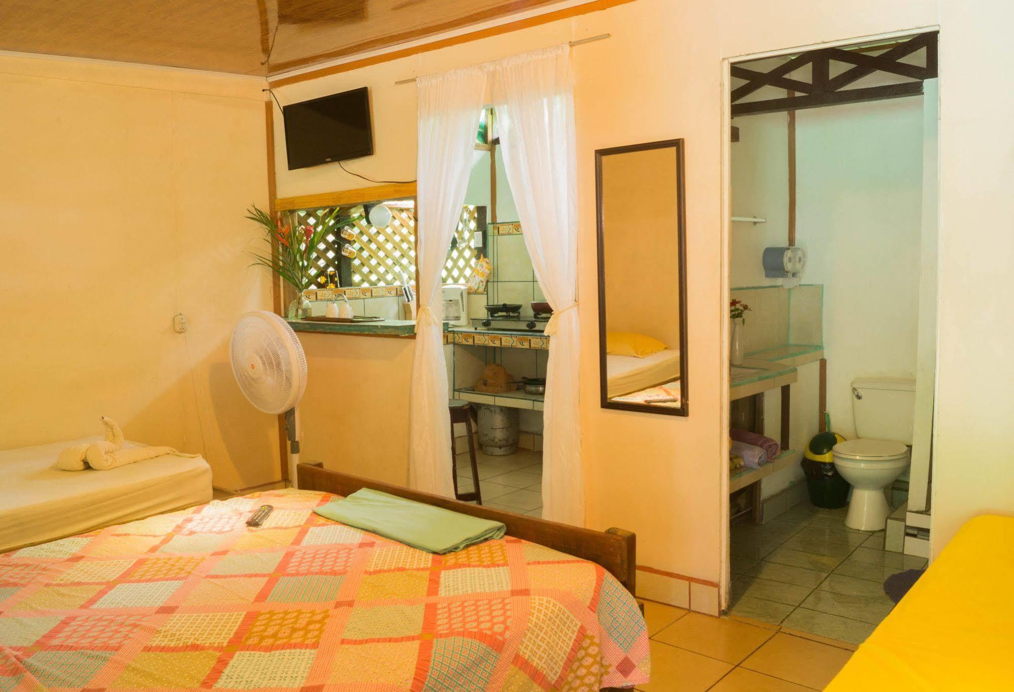 Hostal Cecilia Puerto Viejo de Talamanca Ngoại thất bức ảnh